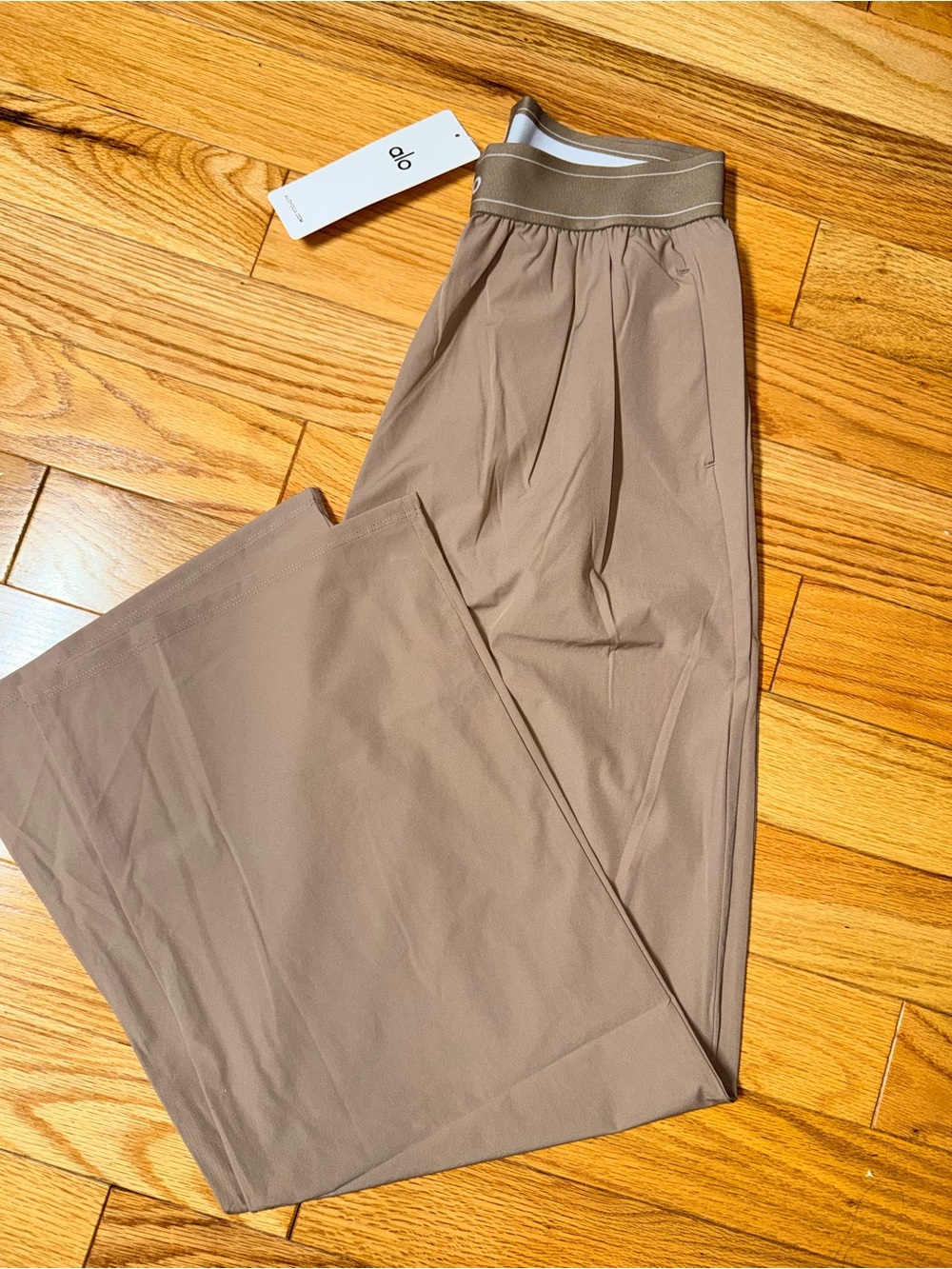 ALO Yoga Womens Nude/Tan